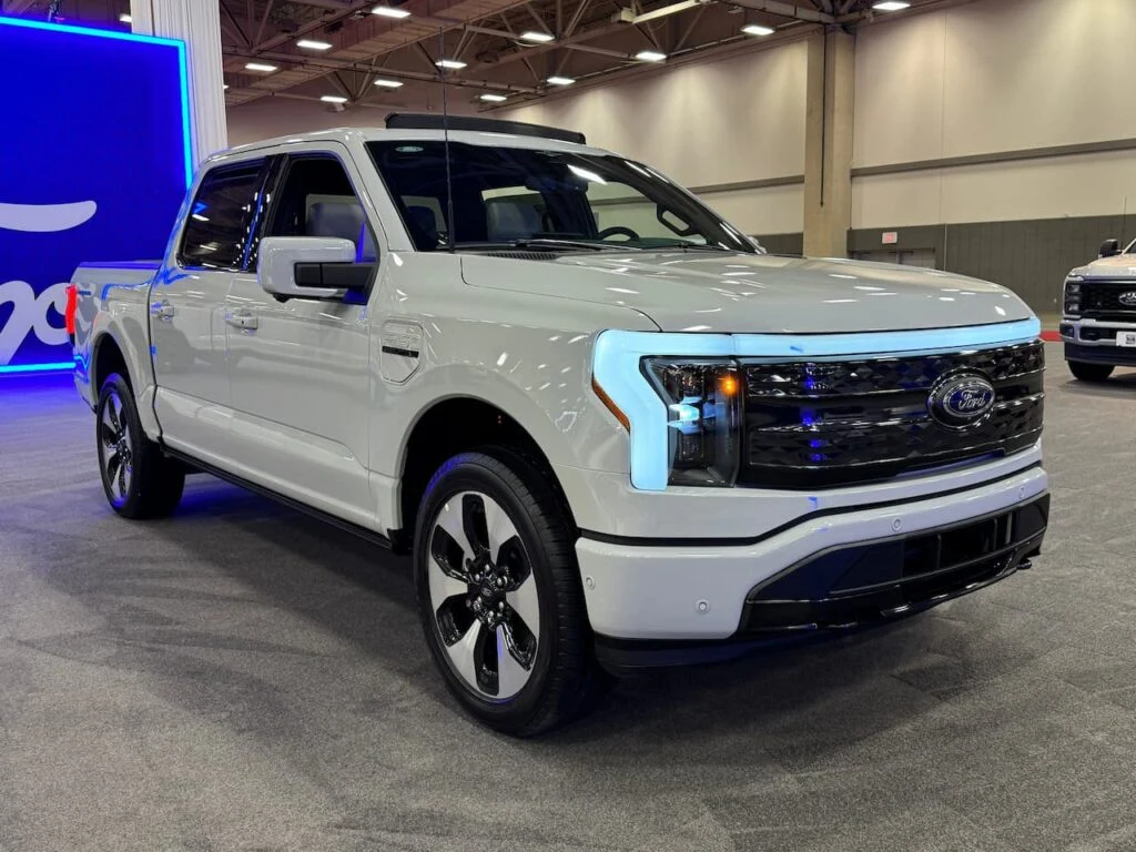 Ford F-150 Lightning EREV Menzil Artırıcılı Kamyonet