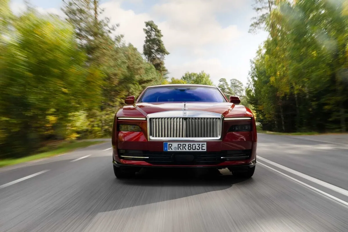 Rolls-Royce Spectre Series II Yollarda: 628 km Menzil ve Yıldırım Hızında Şarj! - Tasarım ve Dış Hatlar
