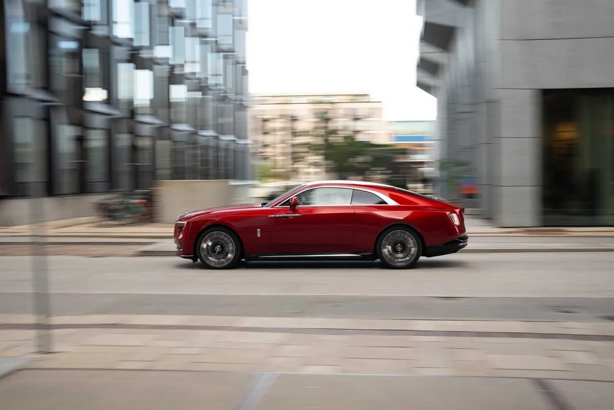 Rolls-Royce Spectre Series II Yollarda: 628 km Menzil ve Yıldırım Hızında Şarj! - İç Mekan ve Kokpit Teknolojisi