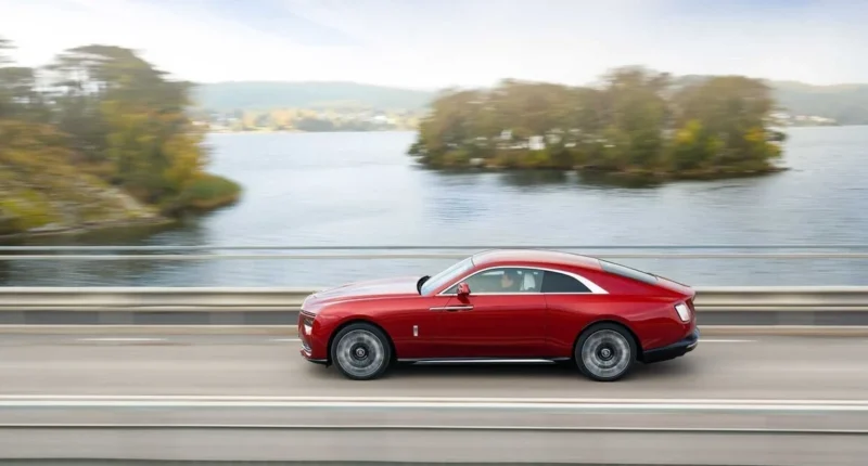 Rolls-Royce Spectre Series II Yollarda: 628 km Menzil ve Yıldırım Hızında Şarj!